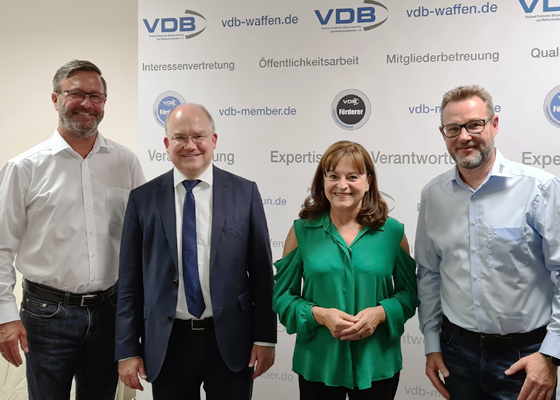 Bild v.l.n.r.: Peter Braß (Interessenvertreter VDB); MdB Sebastian Brehm (CSU); MdEP Marlene Mortler (CSU/EVP); Michael Blendinger (Vizepräsident VDB)